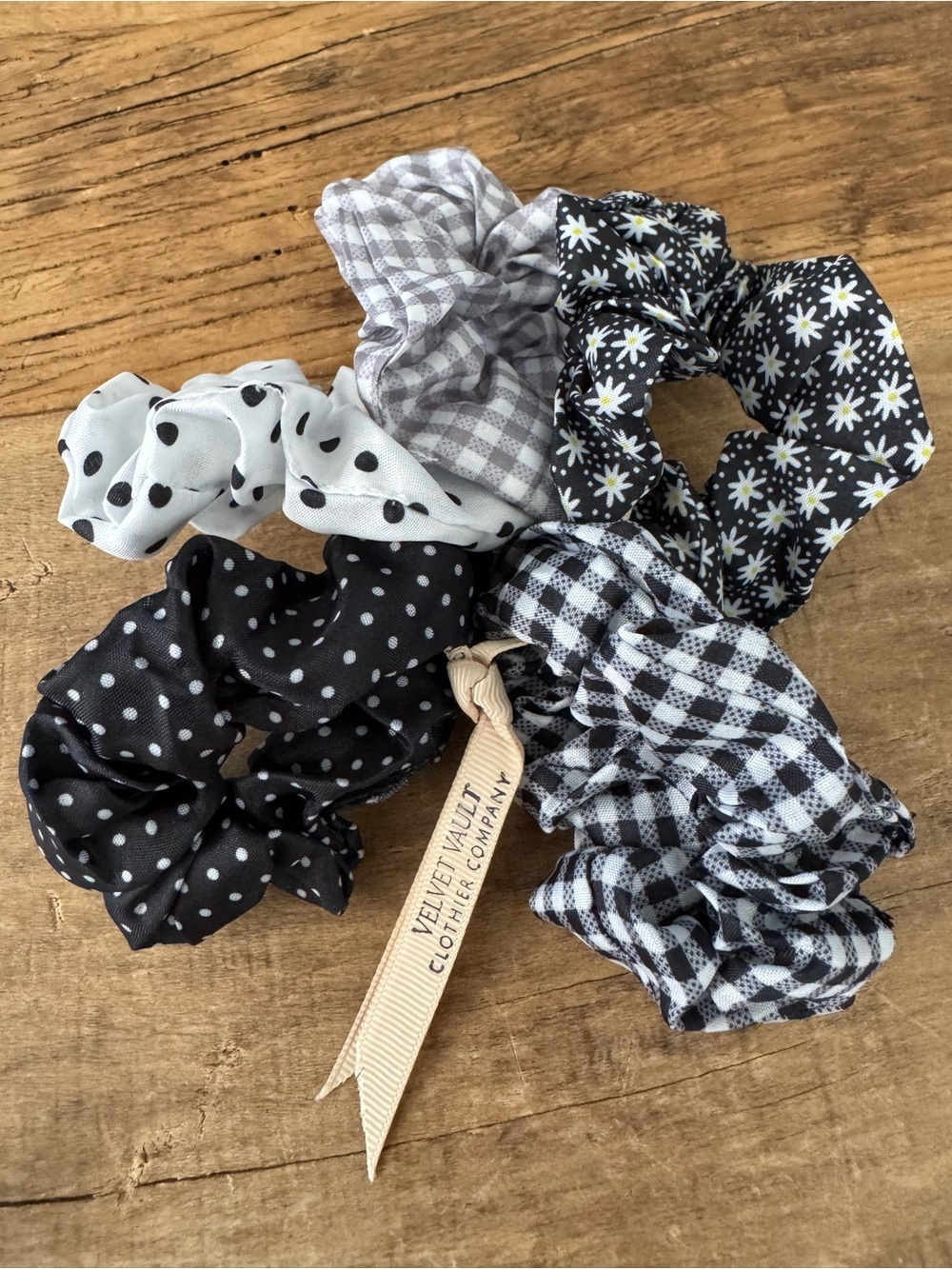 NWT Velvet Vault 5 Pack Scrunchies ~ black white gray 💕